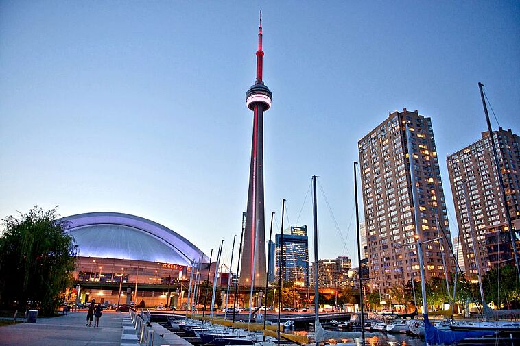 Blick auf den CN Tower in Toronto mit Hochhäusern