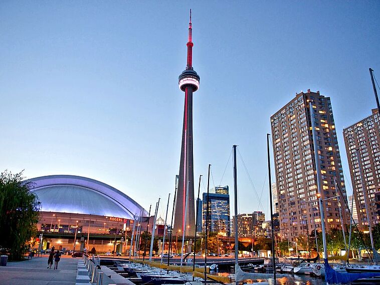 Blick auf den CN Tower in Toronto mit Hochhäusern