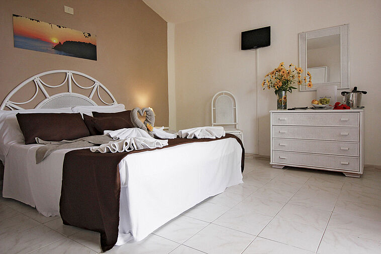 Blick in ein Zimmer mit Doppelbett