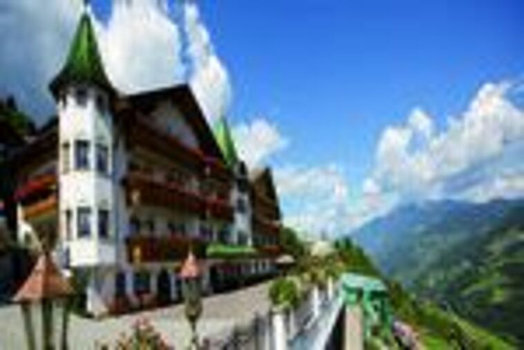 Außenansicht eines Hotels in Südtirol