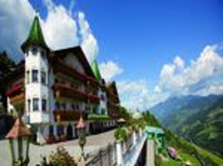 Außenansicht eines Hotels in Südtirol