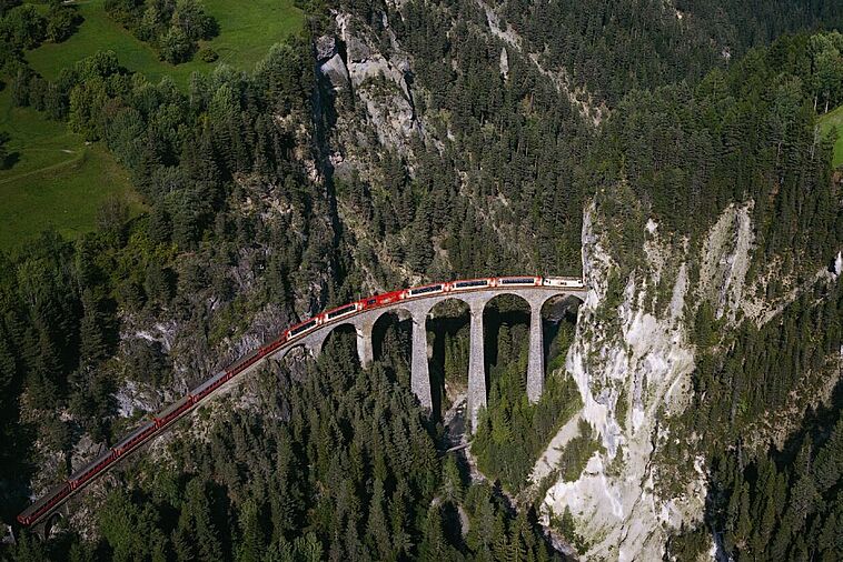 Zug auf hoher Brücke