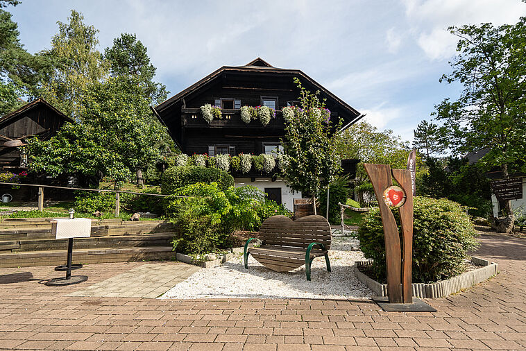 Blcik auf ein österreichisches Hotel im Holzstyle