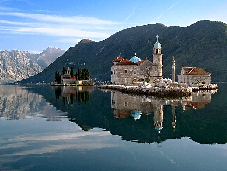 Blick über einen See auf die Stadt Perast