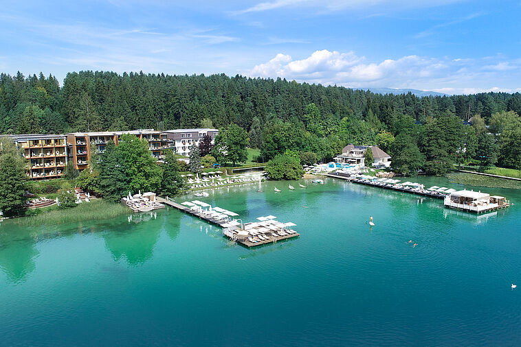 Blick auf ein Hotel mit See im Vordergrund