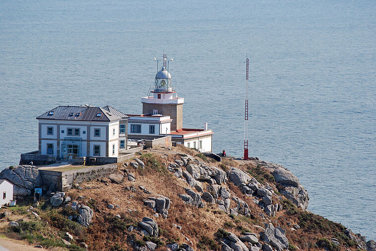 Blick auf einen Küstenabschnitt mit Leuchtturm