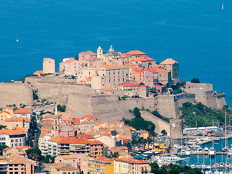 Blick auf eine Halbinsel mit alter Festung und Häusern