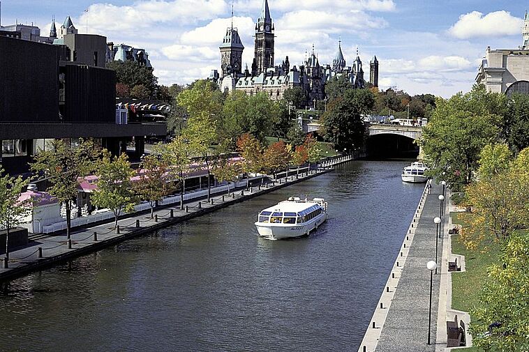 Blick über einen Fluss auf die Stadt Ottawa