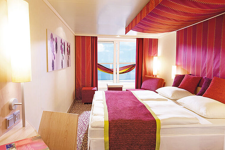 Kabine AIDAblu mit Bett und Blick auf das Meer