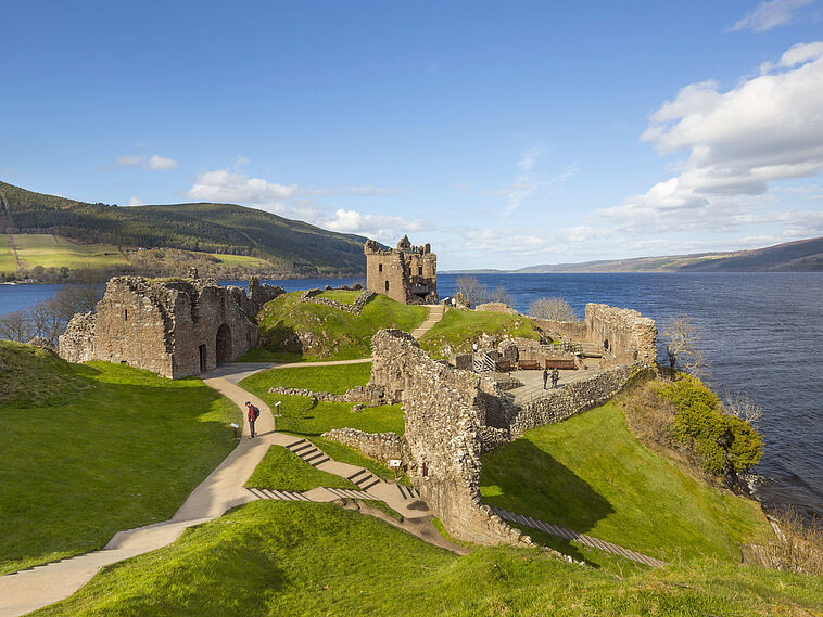 Blick auf die Ruinen von Urquart Castle mit Loch Ness im Hintergrund
