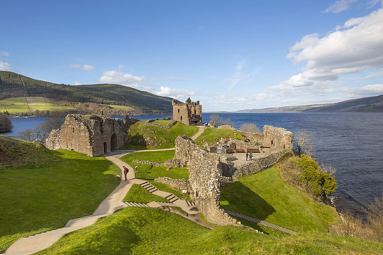 Blick auf die Ruinen von Urquart Castle mit Loch Ness im Hintergrund
