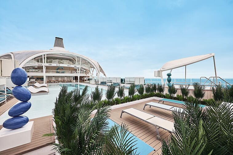 Blick auf den Pool der Mein Schiff Flow