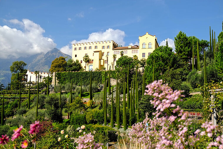 Blick durch einen Garten auf Schloss Trauttmansdorff