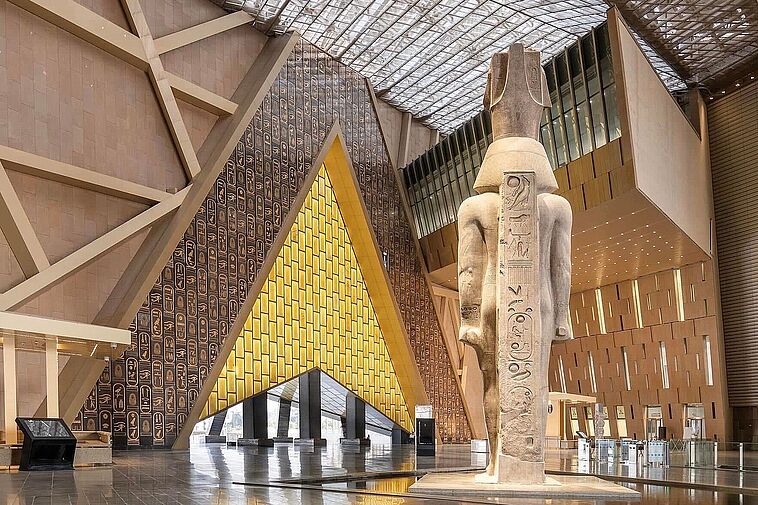 Blick in eine Halle des Grand Egyptian Museum