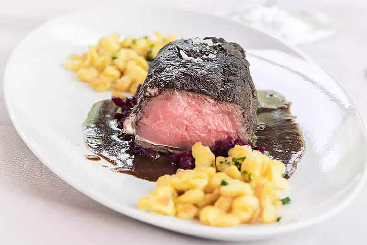 Teller mit landestypischem südtiroler Essen