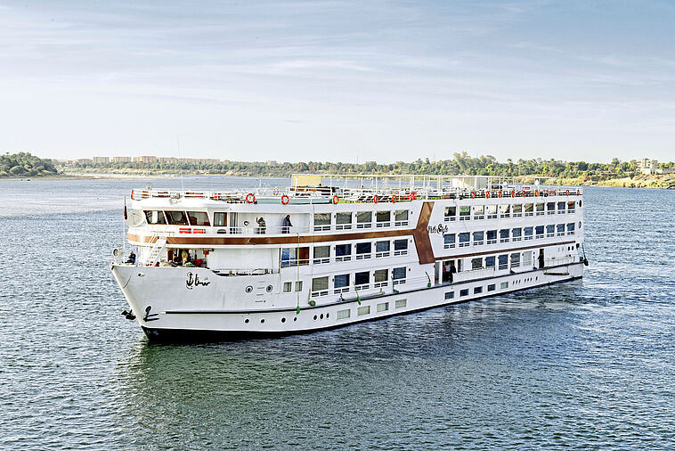 Blick auf ein Flussschiff im Nil