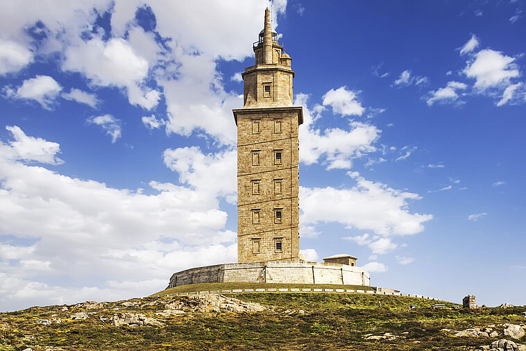 blick auf einen steinernen Turm