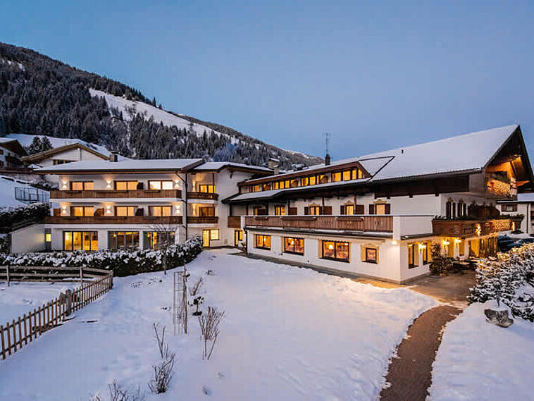 Blick auf das verschneite Eggele Boutique Hotel