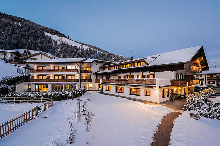Blick auf das verschneite Eggele Boutique Hotel