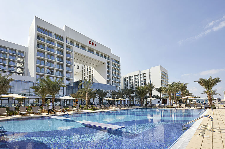 Außenansicht Hotel Riu Dubai mit Pool