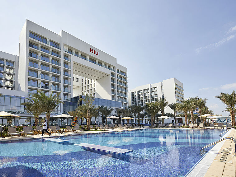 Außenansicht Hotel Riu Dubai mit Pool
