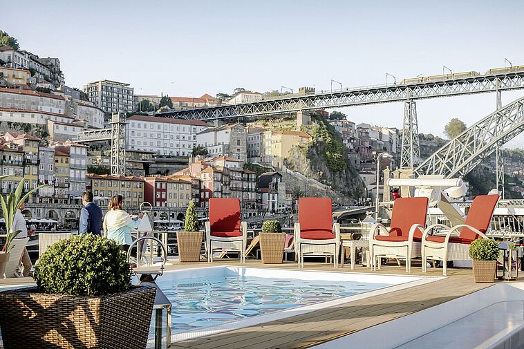 Sonnendeck mit Pool und Stühlen von A-ROSA ALVA