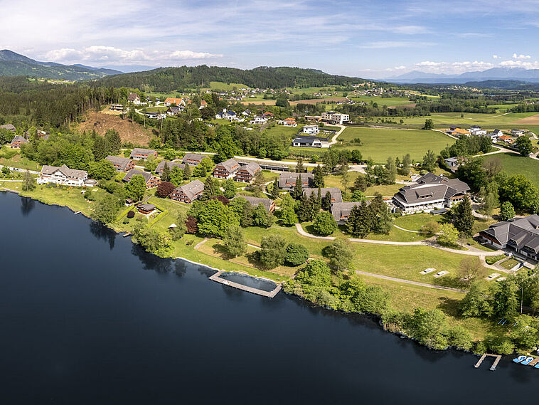 Blick auf ein Feriendorf am See