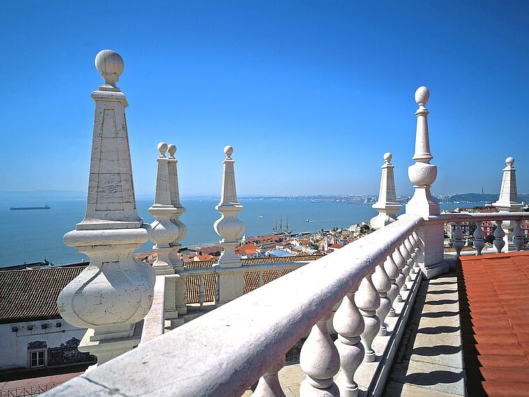 Blick über eine weiße Brüstung auf die Stadt Lissabon