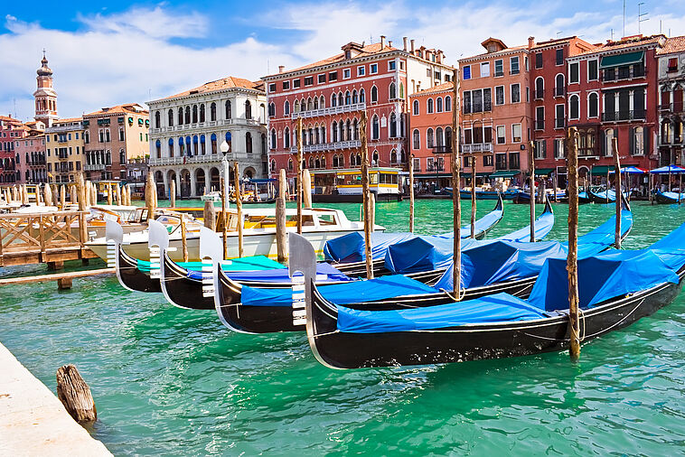 Gondeln auf einem Kanal in Venedig