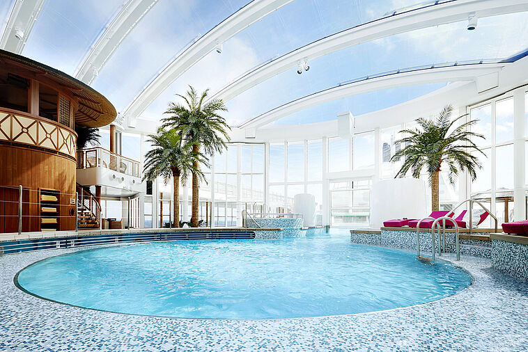 Der Beach Club der AIDAprima mit Pool und Palmen