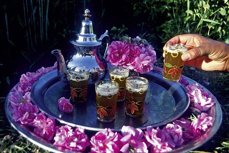 Teekanne mit Teegläsern auf einem Blumentablett serviert