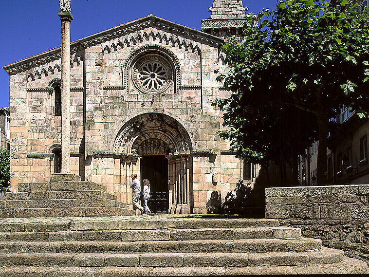 Blick auf eine antike Kirche