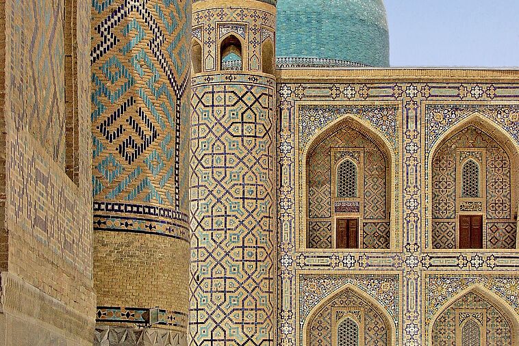 Seitlicher Blick auf die Moschee in Samarkand
