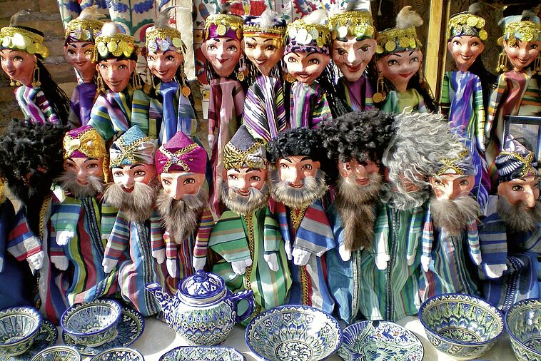 Asiatische Puppen auf einem Marktstand in Usbekistan