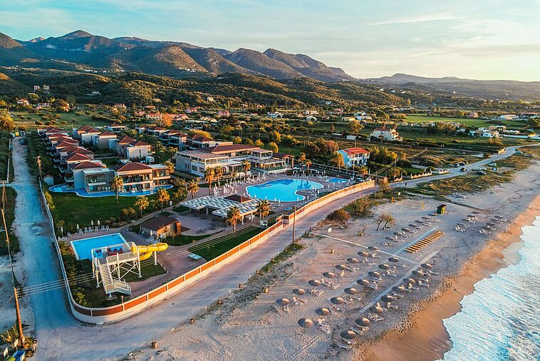 Blick auf die Hotelanlage mit Strand und Meer