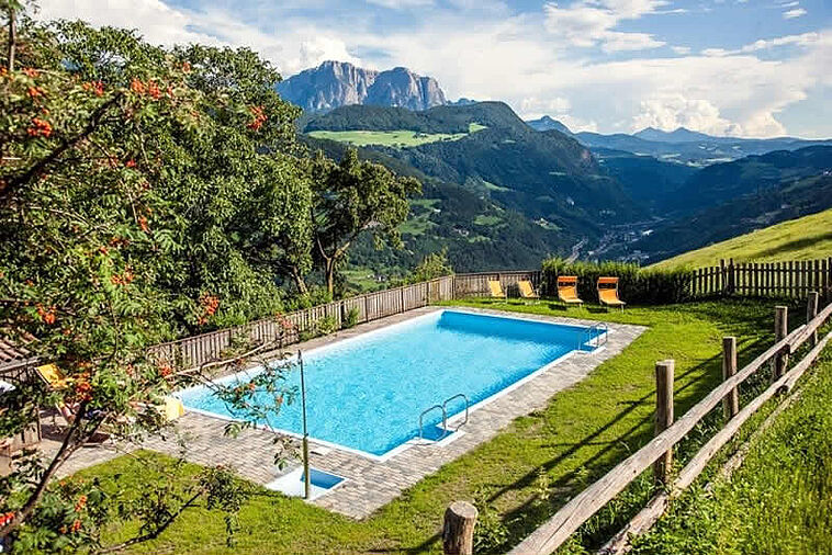 Blick auf den Außenpool des Hotels