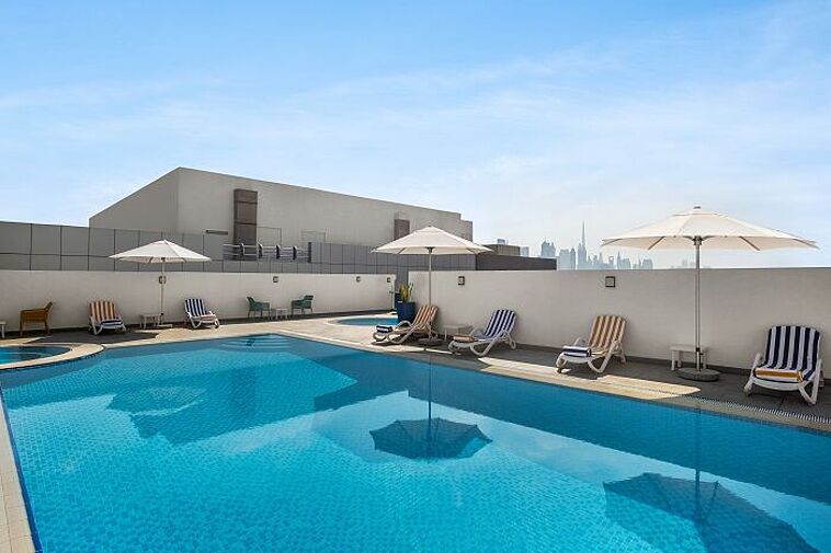 Blick über einen Pool auf dem Hoteldach