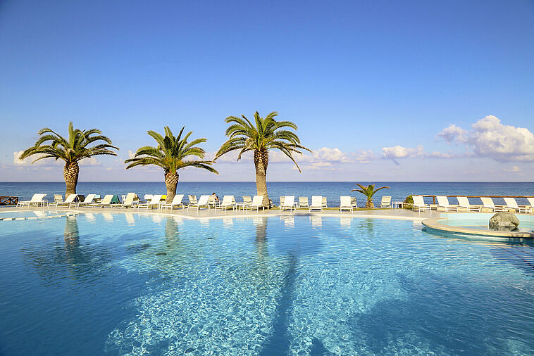 Poolbild des Hotels mit Blick aufs Meer