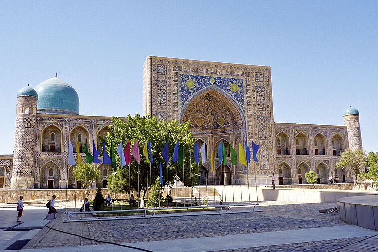 Blick auf einen bunten Platz in Samarkand