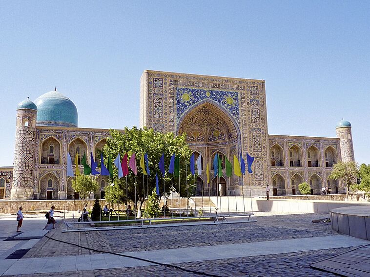 Blick auf einen bunten Platz in Samarkand