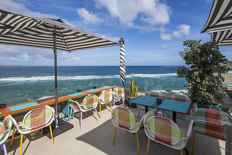 Sitzglegenheiten und Tische auf der Dachterrasse des Hotels Occidental Las Canteras
