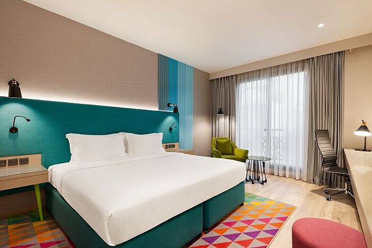 Blick in ein Zimmer mit Doppelbett