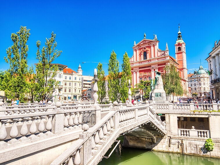 Blick auf die Brücke und das Stadtbild von Ljubljana