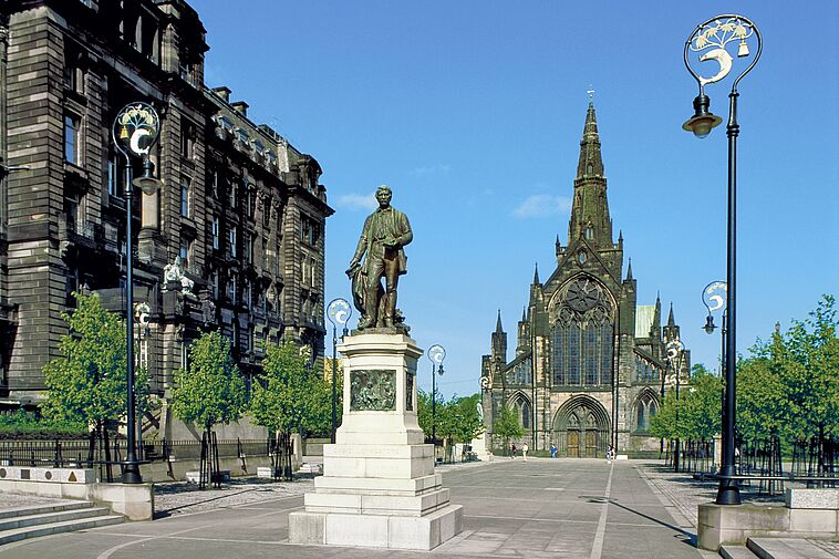 Blick auf die Kathedrale von Glasgow mit Statue im Vordergrund 