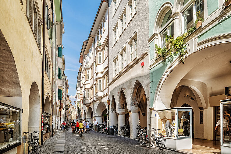 Blick in eine Einkaufsstraße in Bozen