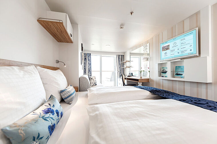 Blick in eine Balkonkabine mit Bett 