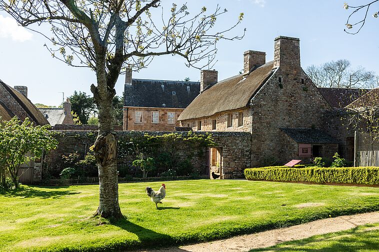 Blick auf ein Landhaus im britischen Stil