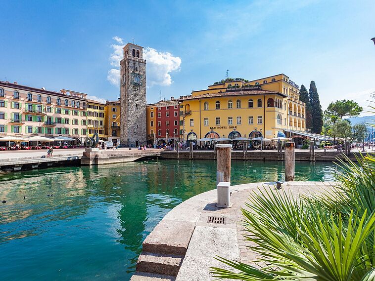 Blick über den Gardasee auf das Hotel Sole