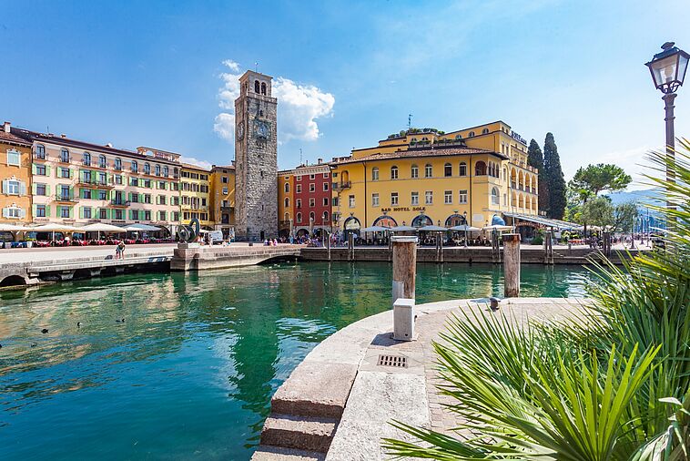 Blick über den Gardasee auf das Hotel Sole
