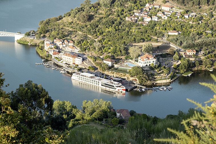 Blick von oben auf den Douro und die A-ROSA ALVA